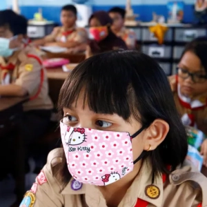 Indonesia's national motto is 'unity in diversity' but schoolgirls across the archipelago told a rights group they felt bullied into confirming with Islamic dress codes in the classroom [File: Ajeng Dinar Ulfiana/Reuters]