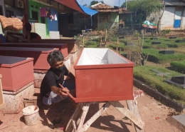 Funeral workers are overwhelmed by their workload as the coronavirus death toll rises [Jessica Washington/Al Jazeera]