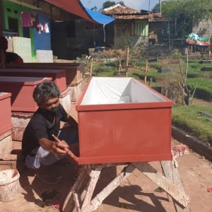 Funeral workers are overwhelmed by their workload as the coronavirus death toll rises [Jessica Washington/Al Jazeera]