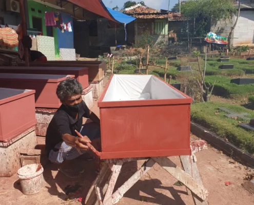 Funeral workers are overwhelmed by their workload as the coronavirus death toll rises [Jessica Washington/Al Jazeera]