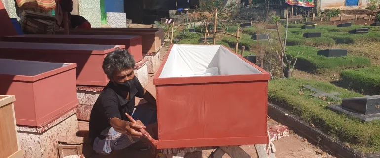 Funeral workers are overwhelmed by their workload as the coronavirus death toll rises [Jessica Washington/Al Jazeera]