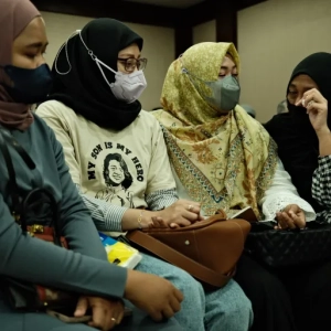 Siti Suhardiyati, Safitri Pusparani, Solihah and Desi Permata Sari say they have found comfort in each other, as they seek justice for their children [Jessica Washington/Al Jazeera]