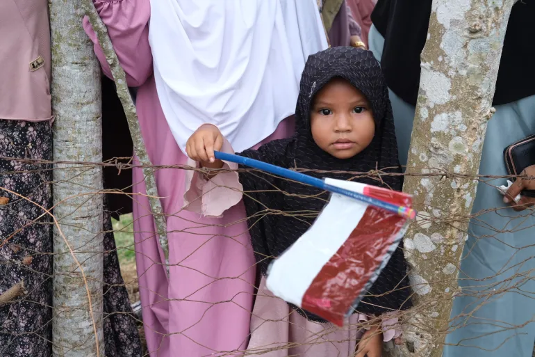 A crowd in Aceh waited to meet the Indonesian president as he travelled there for the launch of the settlement programme [Jessica Washington/Al Jazeera]