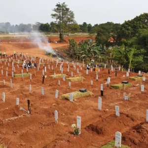 Pondok Rangon cemetery is fast filling up [Fakhrur Rozi/Al Jazeera]