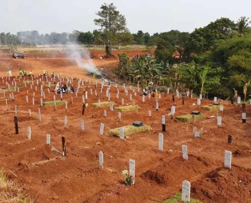 Pondok Rangon cemetery is fast filling up [Fakhrur Rozi/Al Jazeera]