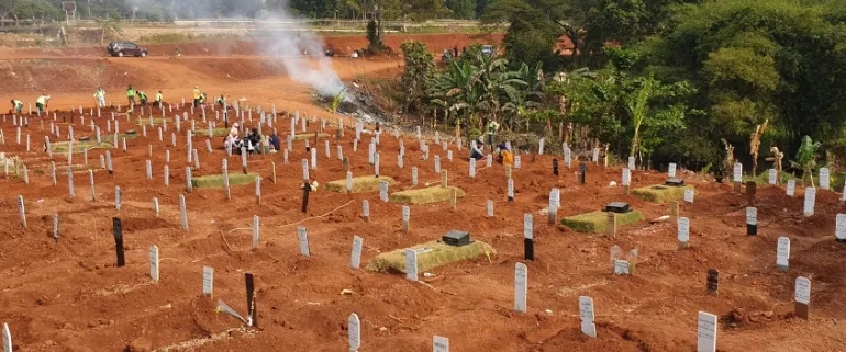 Pondok Rangon cemetery is fast filling up [Fakhrur Rozi/Al Jazeera]